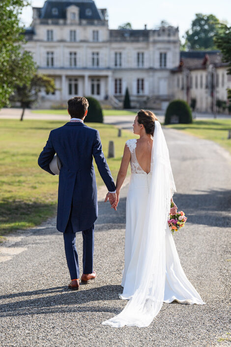 Photo des mariés face au château Giscours