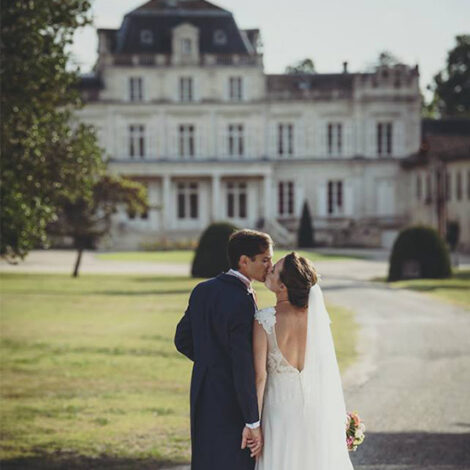 Couple marié face au château Giscours